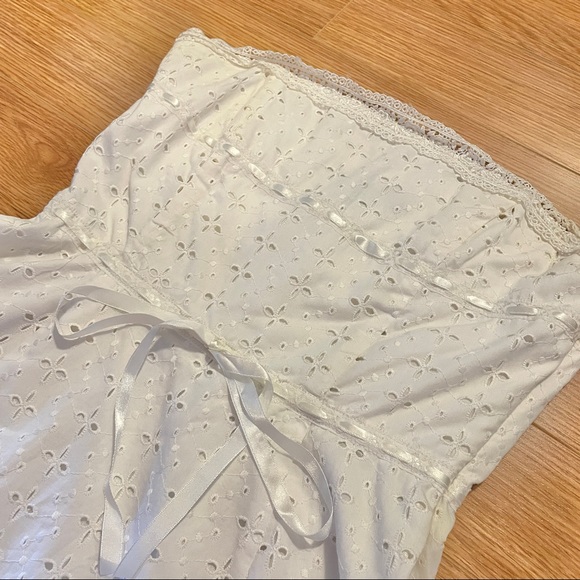 BETSEY JOHNSON VINTAGE WHITE STRAPLESS EYELET DRESS - Picture 3 of 10